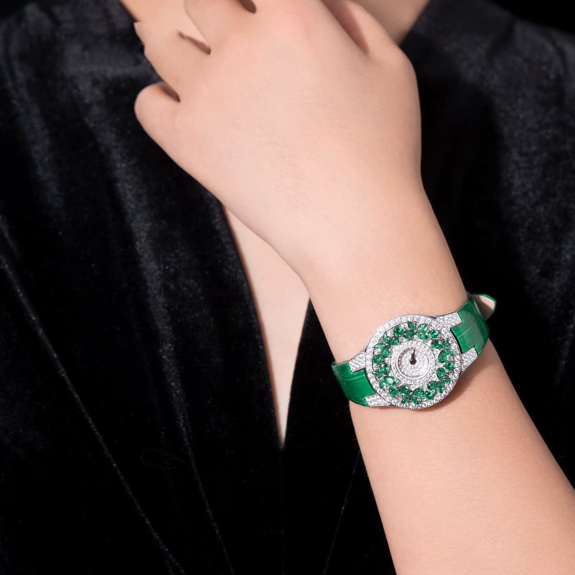 Luxury Brand Woman Watch Qualities Diamond Emerald Watches Ladies Leather Brcalaet Elegant Montre Femme Watch for Women